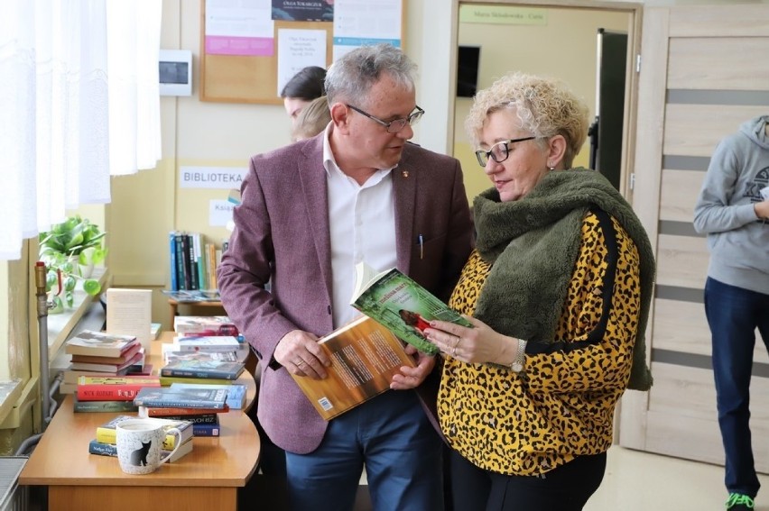 Akcja bookcrossingowa w Końskich. Dzielmy się radością czytania