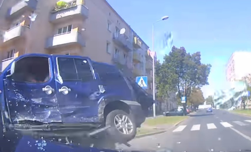 Groźny wypadek w Częstochowie - wszystko zarejestrowała kamera [WIDEO]