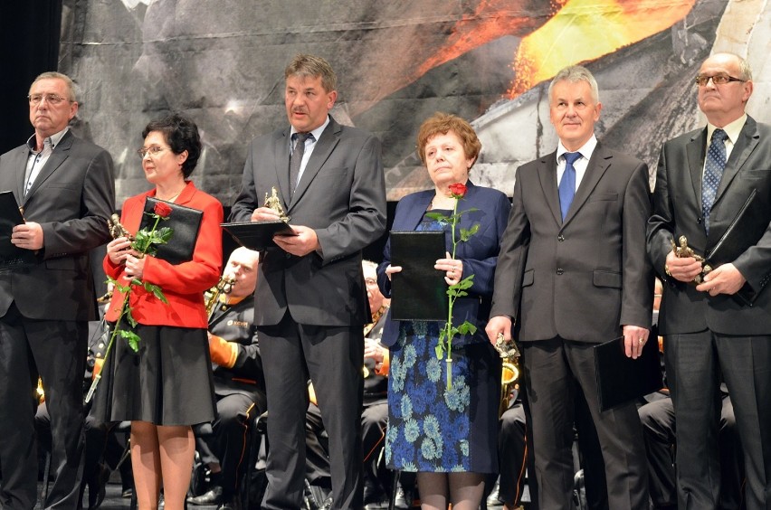 KGHM: Dzień Hutnika w Głogowie. Z okazji święta pracownikom wręczono odznaczenia i wyróżnienia. ZDJĘCIA/FILM