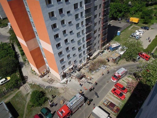 Śmiertelny wypadek na ul. Szafera w Łodzi. Robotnicy przygnieceni betonowym dachem [ZDJĘCIA]