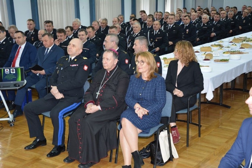 Dwustu strażaków przełamało się opłatkiem. Wręczono też listy gratulacyjne dla dzielnych druhów