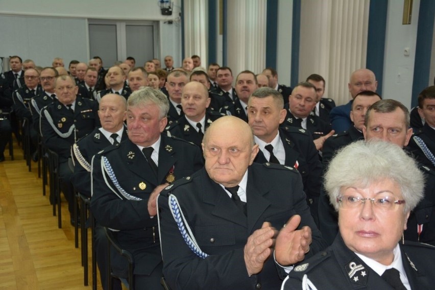 Dwustu strażaków przełamało się opłatkiem. Wręczono też listy gratulacyjne dla dzielnych druhów