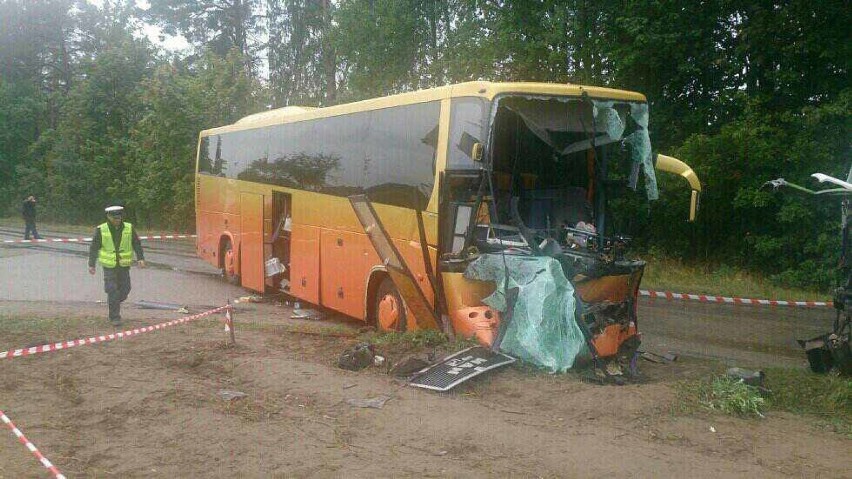 Wypadek w Sarnowach. W zderzeniu autobusu i śmieciarki rannych zostało 14 osób [ZDJĘCIA]