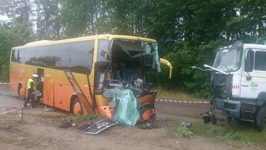 Wypadek w Sarnowach. W zderzeniu autobusu i śmieciarki rannych zostało 14 osób [ZDJĘCIA]