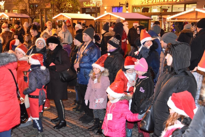 Jarmark świąteczny w Gnieźnie rozpoczęty. Na Rynku zapalono miejską choinkę [6.12.2021]