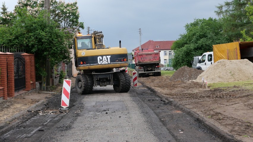 W Poddębicach ruszyła przebudowa ulicy Szkolnej. To kolejna inwestycja drogowa gminy w ostatnim czasie FOTO