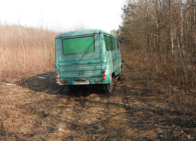 Złodzieje, którzy kradli drzewo w Chodlu nie zdążyli uciec samochodem.