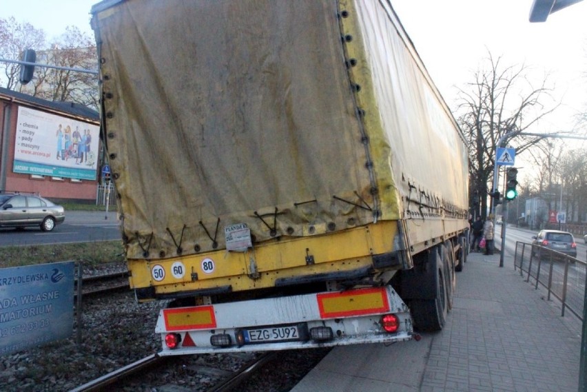 Tir wjechał w przystanek MPK bo kierowca zasłabł