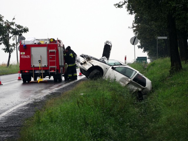 Na krajowej 11 kierujący samochodem osobowym marki Volkswagen Golf 4 prawdopodobnie nie dostosował prędkości do panujących na drodze i wypadł z jezdni. W efekcie jego auto znalazło się w rowie. Kierowca trafił do szpitala. 

ZOBACZ WIĘCEJ: Wypadek w Witaszycach: Golf w rowie. Kierowca w szpitalu [ZDJĘCIA]