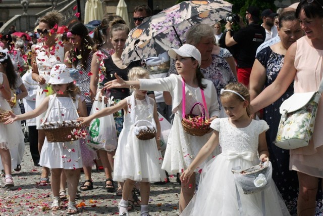 Procesja Bożego Ciała przeszła ulicami Legnicy.