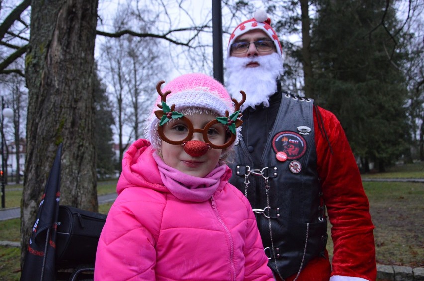 Mikołajki w parku miejskim w Miastku. Świętych Mikołajów było aż czterech. Mieli swoje pojazdy (FOTO+VIDEO)