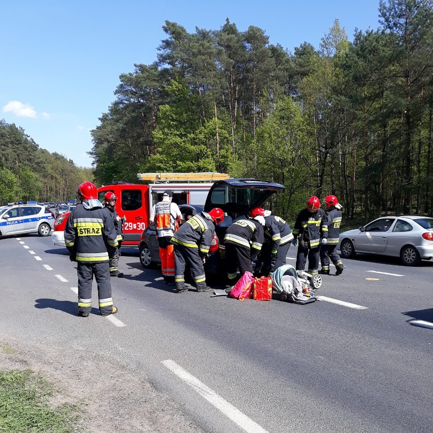 Zderzenie dwóch aut na drodze krajowej nr 11 w Wełnie