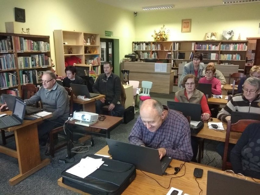Seniorzy z Mieściska z zapałem uczą się obsługi komputera i korzystania z dobrodziejstw internetu
