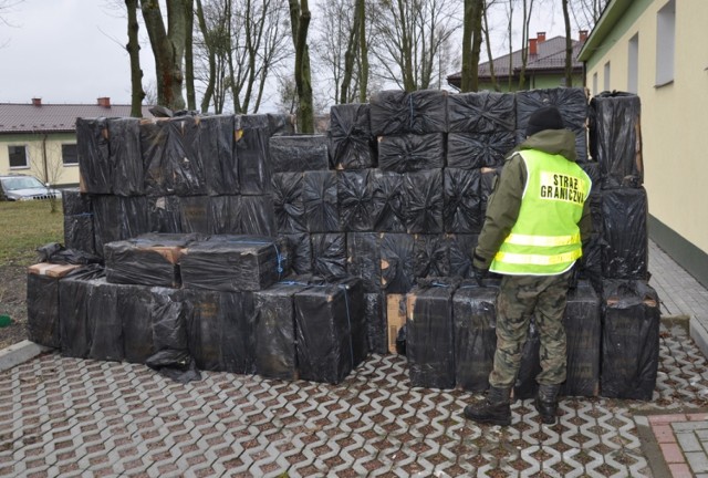 Podczas pościgu udało się zatrzymać obydwu mężczyzn, byli to mieszkańcy tego regionu. Pierwszym z zatrzymanych był 42-letni kierowca busa, okazało się, że przewoził w oplu papierosy warte ponad 750 000 zł