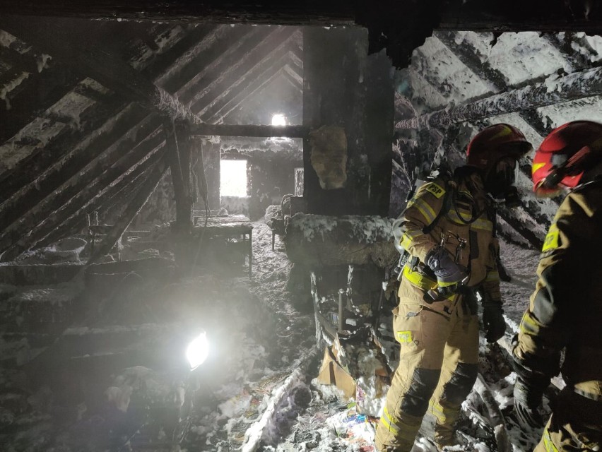 Pożar domu jednorodzinnego w Wierzbięcicach. Strażacy użyli nowoczesnego systemu CAFS
