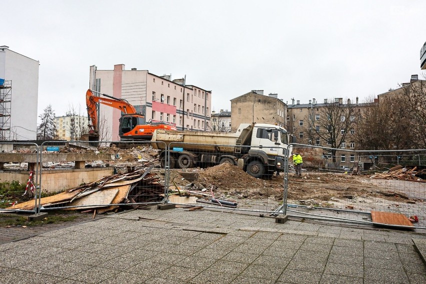 Znikają pawilony, będą budynki mieszkalne. Zmiany przy ulicy Parkowej w Szczecinie. WIDEO, ZDJĘCIA