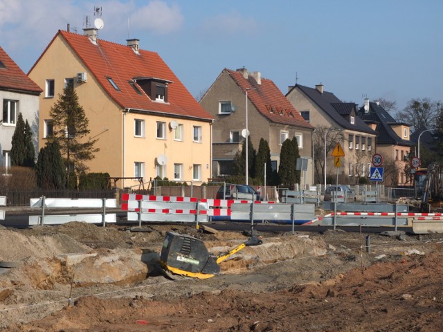 Ulica Niemodlińska wciąż rozkopana, a miała być skończona w listopadzie.
