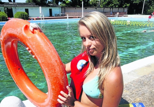 Kamila Mielniczuk na basenie uczy się ratownictwa wodnego