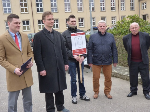 Rządzie, publikuj! Pod takim hasłem członkowie Stowarzyszenia Młodzi Demokraci i radni Platformy Obywatelskiej domagali się publikacji wyroku Trybunału Konstytucyjnego