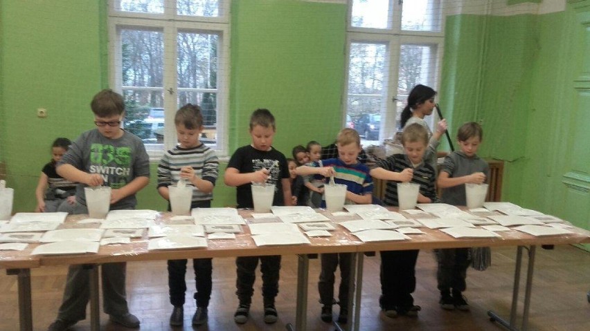Uczniowie kuczkowskiej szkoły stworzyli odlewy z gipsu