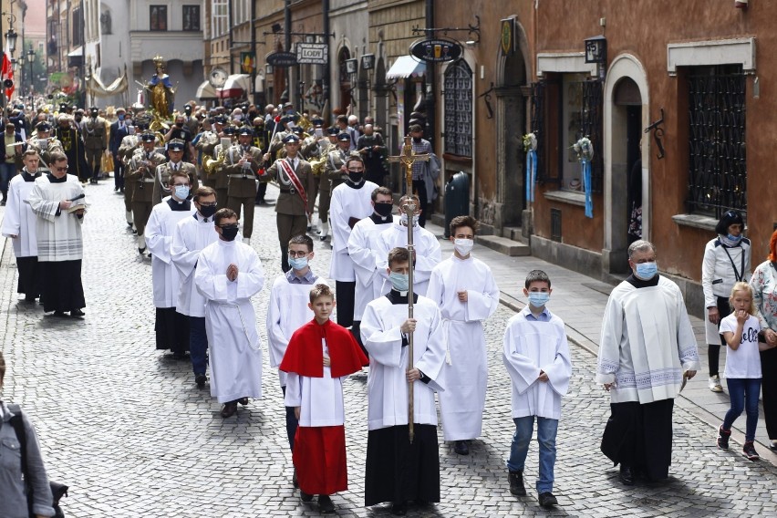 Boże Ciało w czasie epidemii. Tłum warszawiaków na procesji przechodzącej ulicami Starego Miasta 