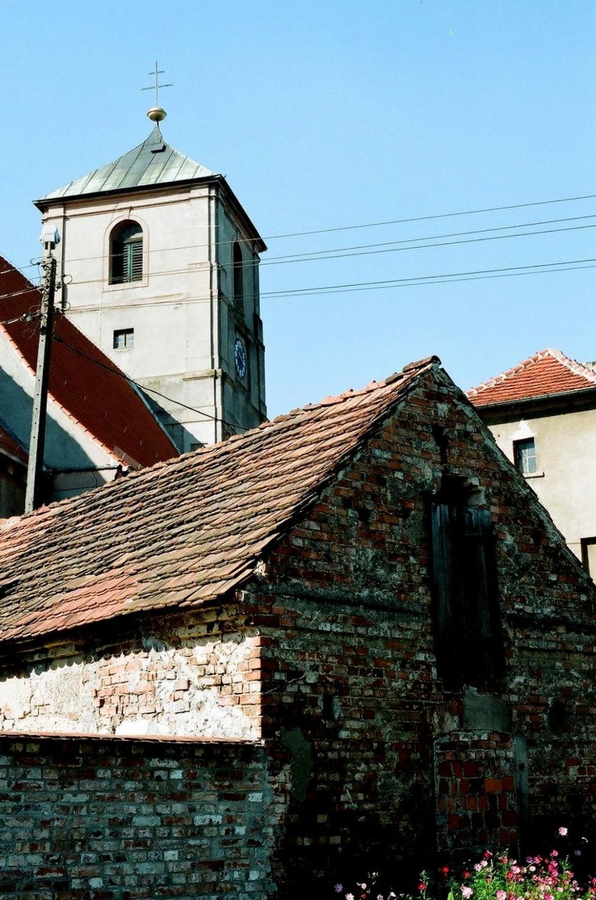 Wieża kościoła p.w. Podwyższenia Krzyża Świętego przed odnowieniem elewacji