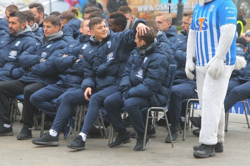 Pierwszy gwizdek zabrzmiał na placu Wolności. Lechici...