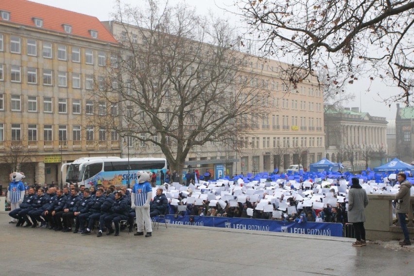 Pierwszy gwizdek zabrzmiał na placu Wolności. Lechici...