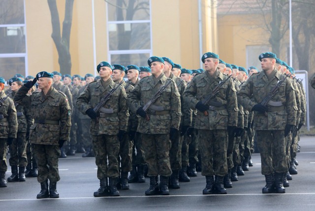 Ponad trzystu elewów Narodowych Sił Rezerwowych złożyło w piątek (2.02) w południe uroczystą przysięgę wojskową na placu apelowym toruńskiego Centrum Szkolenia Artylerii i Uzbrojenia.

Zobacz także: Studniówka VI LO w Toruniu 2018. Tak się bawili uczniowie VI Liceum Ogólnokształcącego [ZDJĘCIA]

Szeregowi, wśród których jedną trzecią stanowią kobiety przyjechali do Torunia z całej Polski. Mają już za sobą pierwszy miesiąc szkolenia. W Toruniu pozostaną do końca kwietnia na kursie przygotowawczym trwającym kolejne trzy miesiące. 

Służba przygotowawcza do Narodowych Sił Rezerwowych to pierwszy z etapów, który musi przebyć każdy, kto chce związać życie zawodowe z wojskiem. Pozwala ona żołnierzom sprawdzić swoje predyspozycje i upewnić się w trafności wyboru. Dla dowódców to szansa, aby odnaleźć wśród ochotników najlepszych kandydatów na żołnierzy zawodowych.

Polecamy: Za mandat zapłacisz kartą. Toruńscy policjanci mają już terminale do kart płatniczych [ZDJĘCIA]

Narodowe Siły Rezerwowe są nową formacją złożoną wyłącznie z ochotników. Na co dzień będą oni pracować w swoich zawodach i mieszkać we własnych domach. Mundury będą zakładać maksymalnie przez 30 dni w ciągu roku. Przez kilka lub kilkanaście dni każdego roku żołnierze NSR będą odbywać szkolenia wojskowe. 

Zobacz także: Przekazanie nowych mieszkań TTBS przy ul. Poznańskiej. Tak wyglądają! [ZDJĘCIA]

Żołnierze NSR mają działać na zasadach zbliżonych do amerykańskiej Gwardii Narodowej - reagować w razie klęsk żywiołowych, na przykład podczas powodzi albo innych trudnych sytuacji w naszym kraju. Za czas, który spędzą w mundurach, wojsko wypłaci im pieniądze w takiej samej wysokości, jak każdemu żołnierzowi zawodowemu. Wypłata żołdu ma być rekompensatą za czas, w którym żołnierze NSR nie będą mogli pracować. Rekompensatę za nieobecność pracowników otrzymają również pracodawcy.