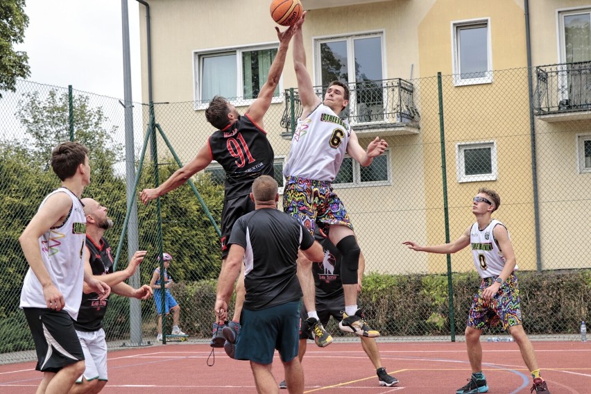 Krajna Basketball Challenge 2022 z okazji 13 - lecia boiska Orlik w Złotowie w dwóch kategoriach: do lat 15-tu i Open