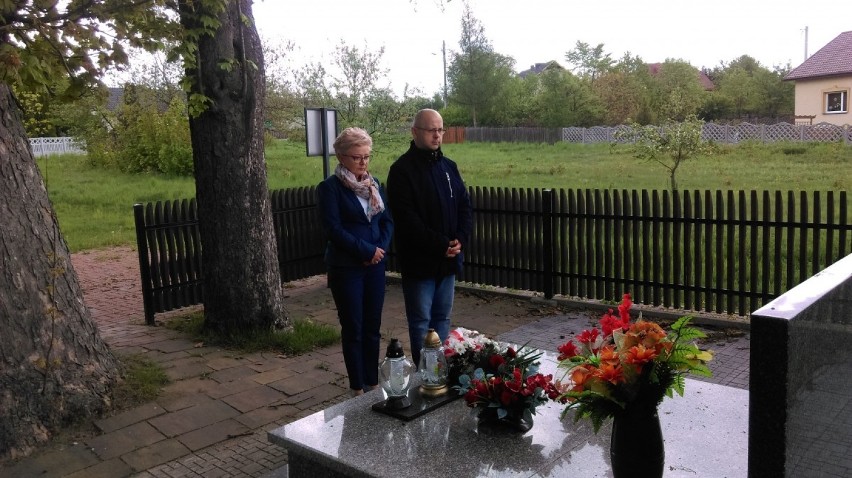 Narodowy Dzień Zwycięstwa w Poraju [ZDJĘCIA] Przedstawiciele gminy złożyli kwiaty przy Pomniku Poległych w Dębowcu