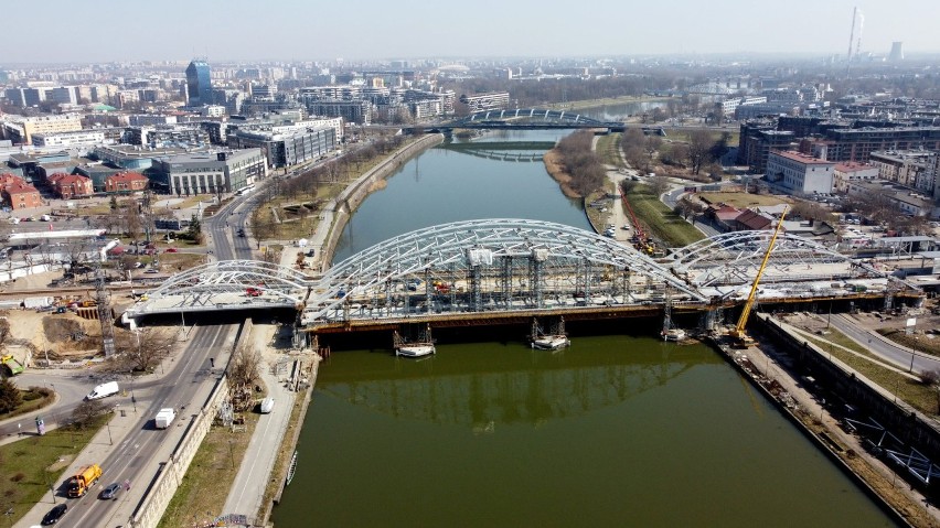 Kraków. Na ukończeniu jest budowa nowego mostu kolejowego nad Wisłą. Pociągi mają pojechać po nim w czerwcu [ZDJĘCIA]