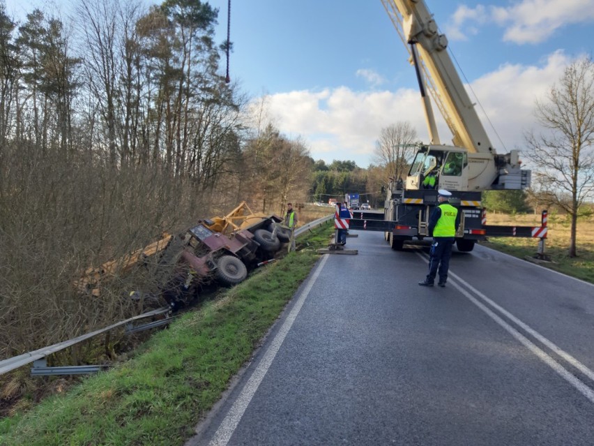 Wypadek koło Radacza. Dźwig stoczył się ze skarpy [zdjęcia]