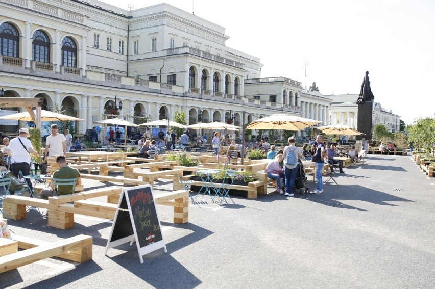 Plac Bankowy po staremu. Nie zostanie na razie przebudowany. Co zatem dała „strefa relaksu”? 