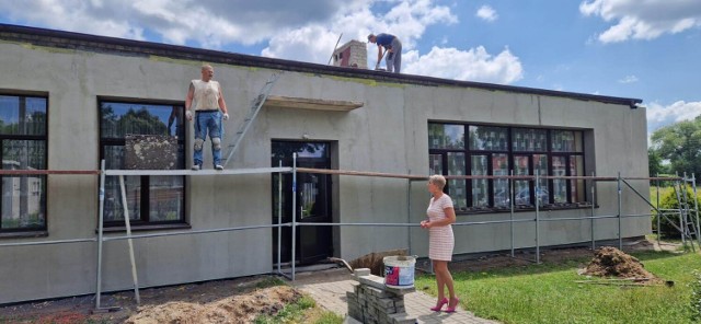 Wójt gminy Leśniowice Joanna Jabłońska osobiście sprawdza jak ekipy remontowe radzą sobie z zadaniami. fot.