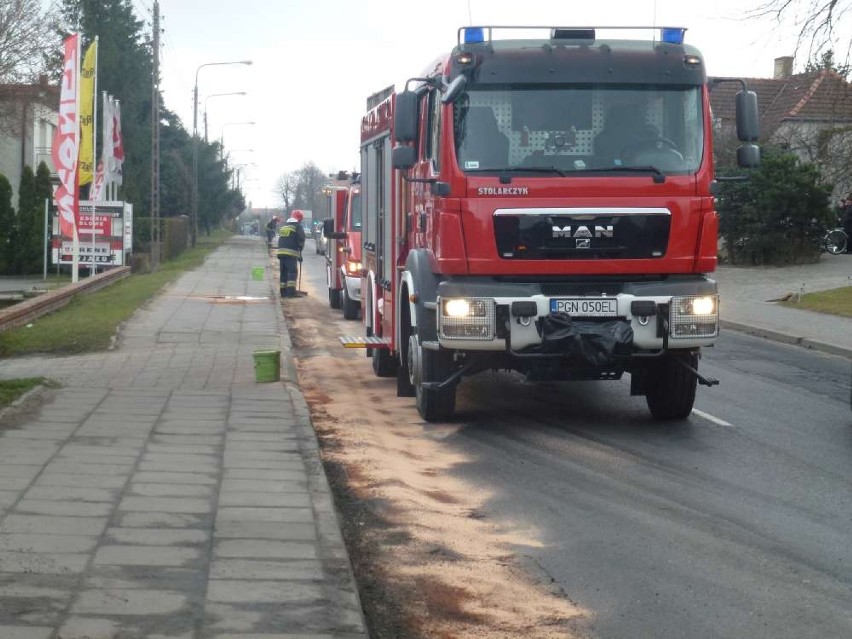 Ok. 30 litrów oleju napędowego na jezdni – ruch utrudniony