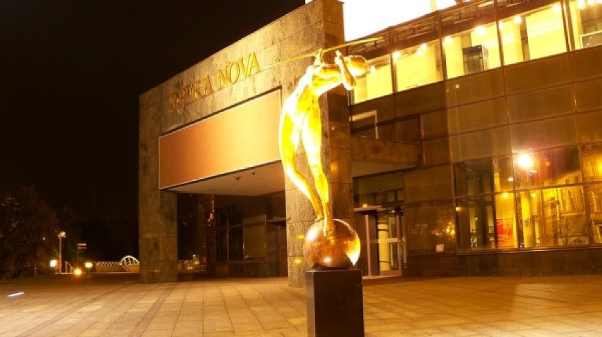 Rzeźby kobiet w Bydgoszczy - Łuczniczka przed operą