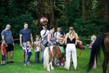 Zielony Piknik na osiedlu Miłocin w Rzeszowie na zakończenie wakacji. Pożyteczna edukacja i dużo zabawy. Zobacz zdjęcia