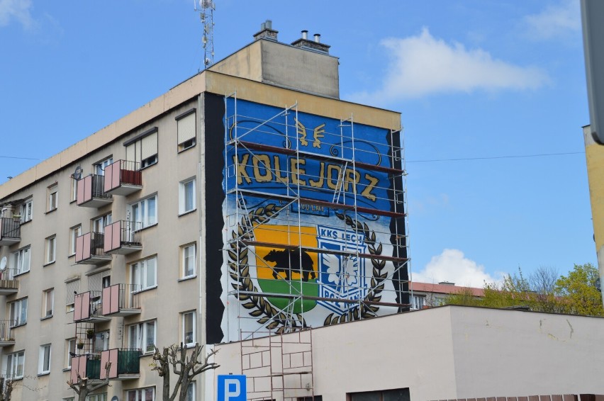 Kibicowski mural w Rawiczu. Powstał na jednym z bloków na 100-lecie klubu piłkarskiego Lech Poznań [ZDJĘCIA]