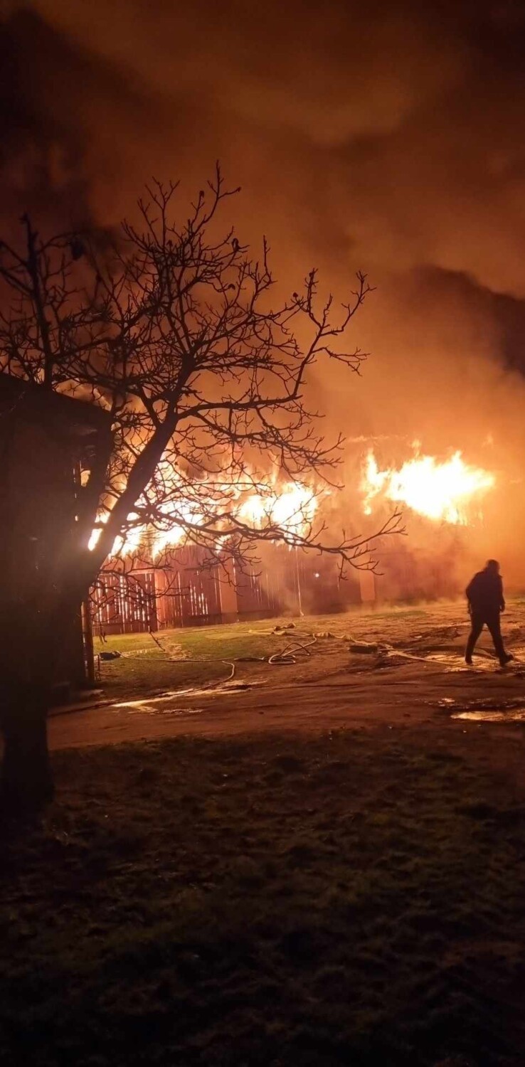 Pożar w Starym Karolewie. Płoną budynki gospodarcze 