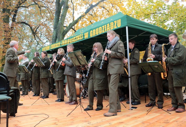 Koncert Reprezentacyjnej Orkiestry Dętej Lasów Państwowych w Grudziądzu. Charytatywna impreza na rzecz Roksany Sałatowskiej odbyła się w Centrum Edukacji Ekologicznej w Grudziądzu