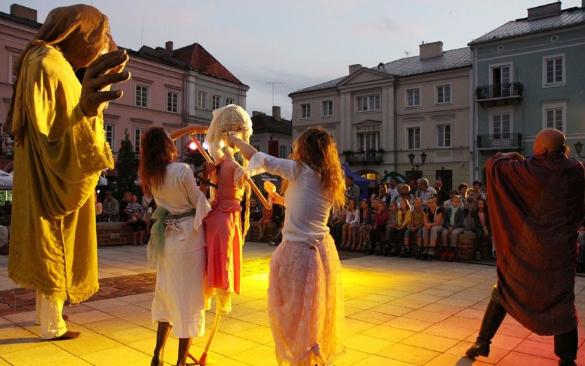 Teatr uliczny wystąpił w Rynku Trybunalskim