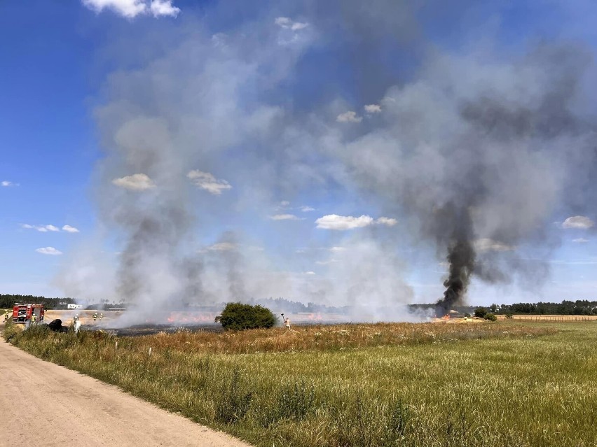 Pożar w Żydowie. Paliła się prasa rolnicza, słoma i ściernisko