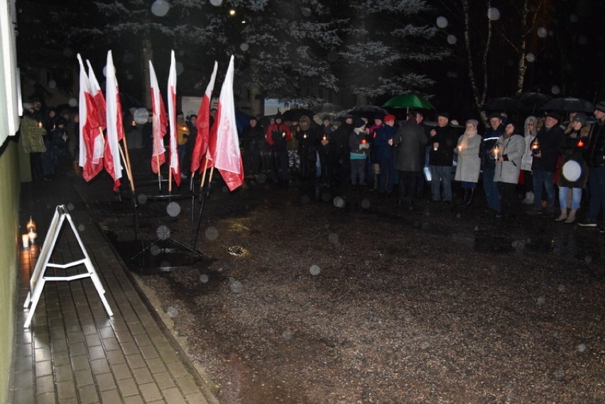 Mieszkańcy Rzeczenicy zapalili znicze i modlili się w intencji Pawła Adamowicza (zdjęcia)
