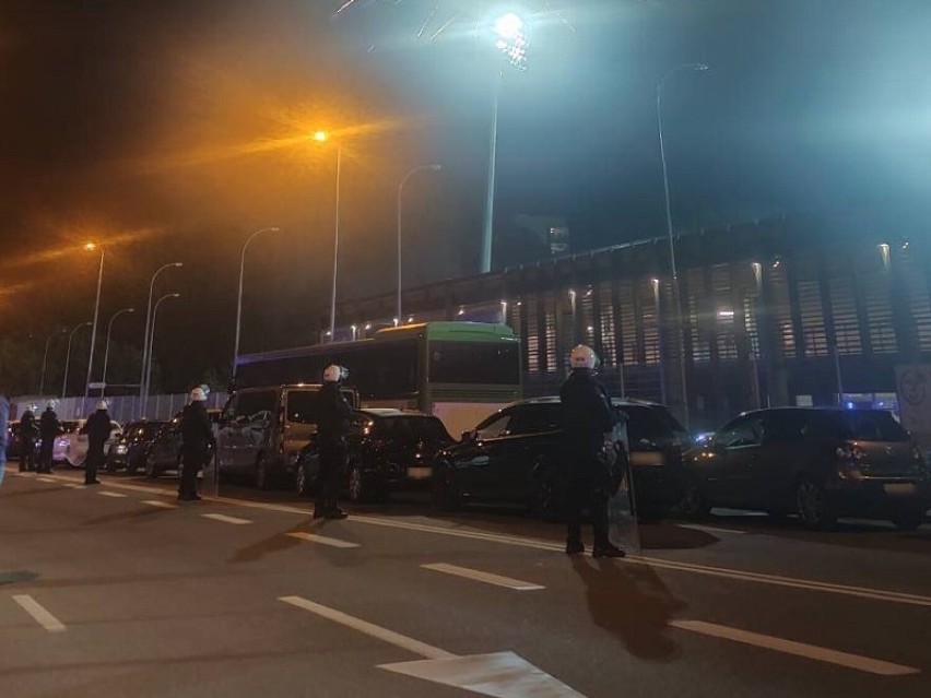 Lębork. Policjanci z trzech województw połączyli siły w związku z meczem piłkarskim w Kołobrzegu