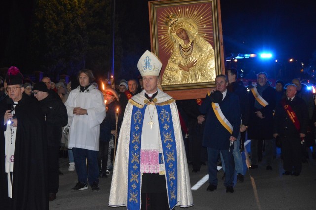 W sobotę 12 listopada ulicami Skarżyska - Kamiennej przeszła Procesja Zawierzenia, przewodniczył jej biskup Marek Solarczyk.