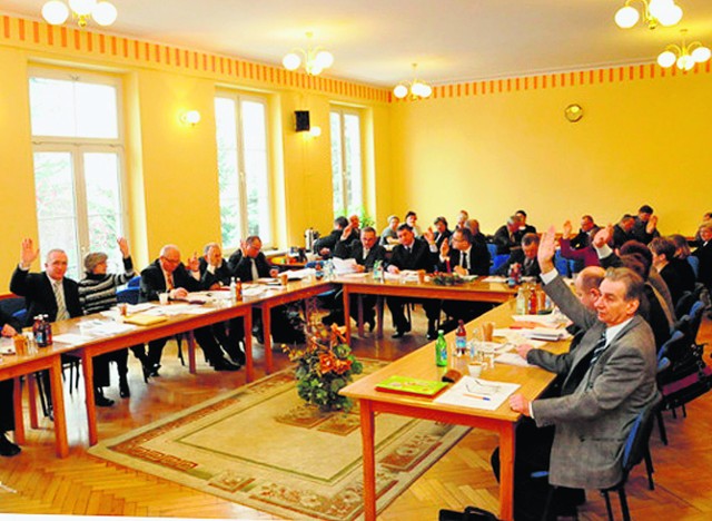 Wszyscy obecni na sesji w Dąbrowie Tarnowskiej radni podnieśli rękę, popierając projekt tegorocznego budżetu