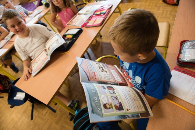 08.09.2016 torun podreczniki szkolne dzieci w sp 1 szkola podstawowa dzieci uczniowie edukacja fot. jacek smarz / polska press