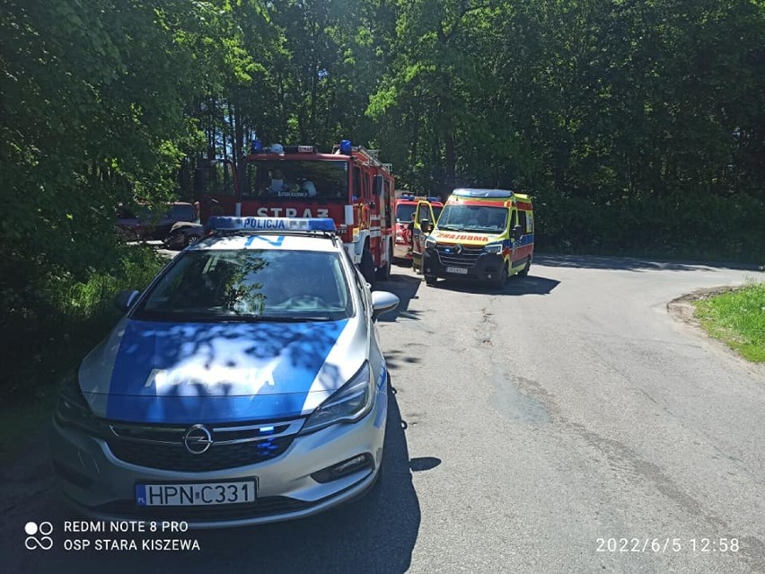 Wypadek na drodze wojewódzkiej nr 214 w Górze w gminie Stara Kiszewa. Dwie osoby trafiły do szpitala