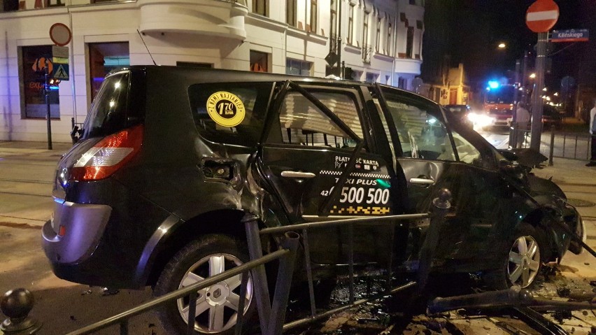 Wypadek na Kilińskiego. Pasażerkę taksówki wyrzuciło przez okno [ZDJĘCIA, FILM]
